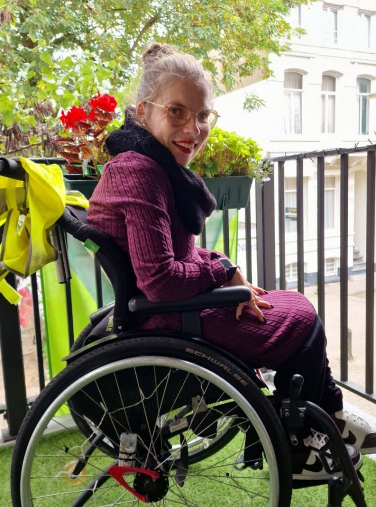 marleen-op-balkon-blog-tekst marleen - de nieuwe o4 wheelchairs ambassadeur