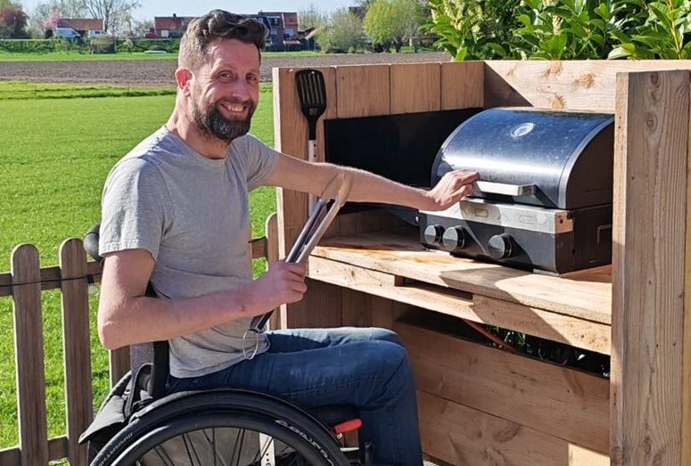 Gertjan Oskam – bbq in de rolstoel Gertjan Oskam - bbq in de rolstoel