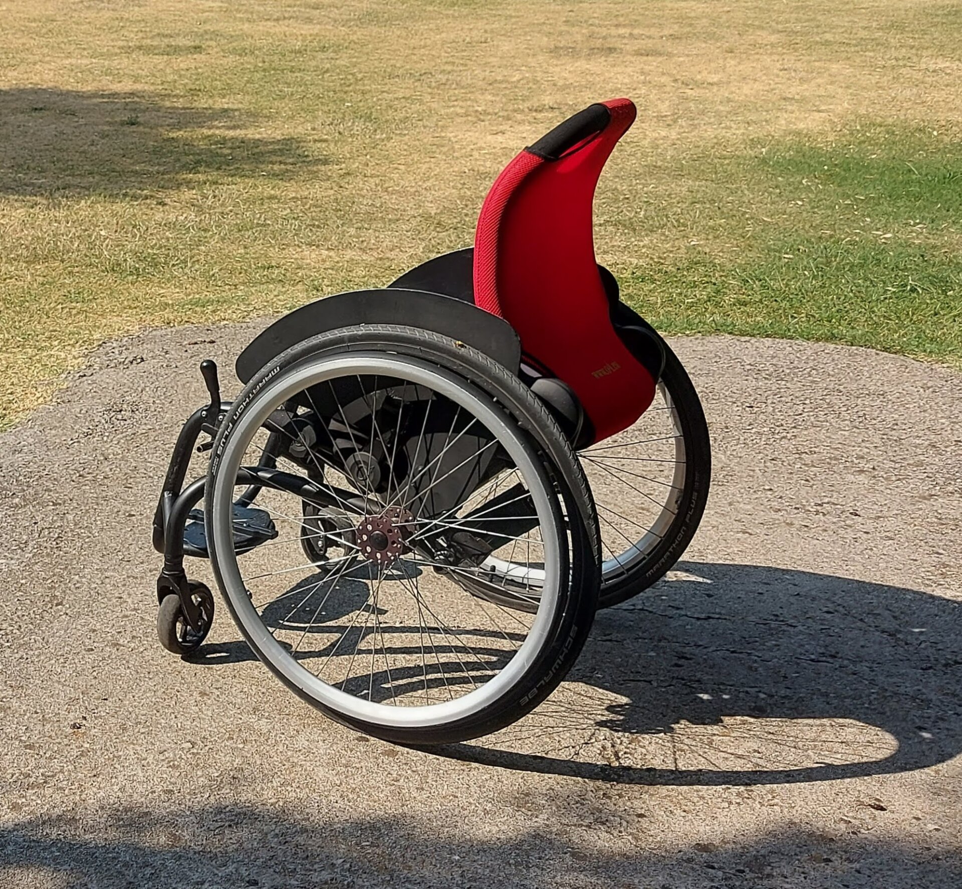 O4-rode-rugleuning O4 rolstoel met luchtige rode rugleuning