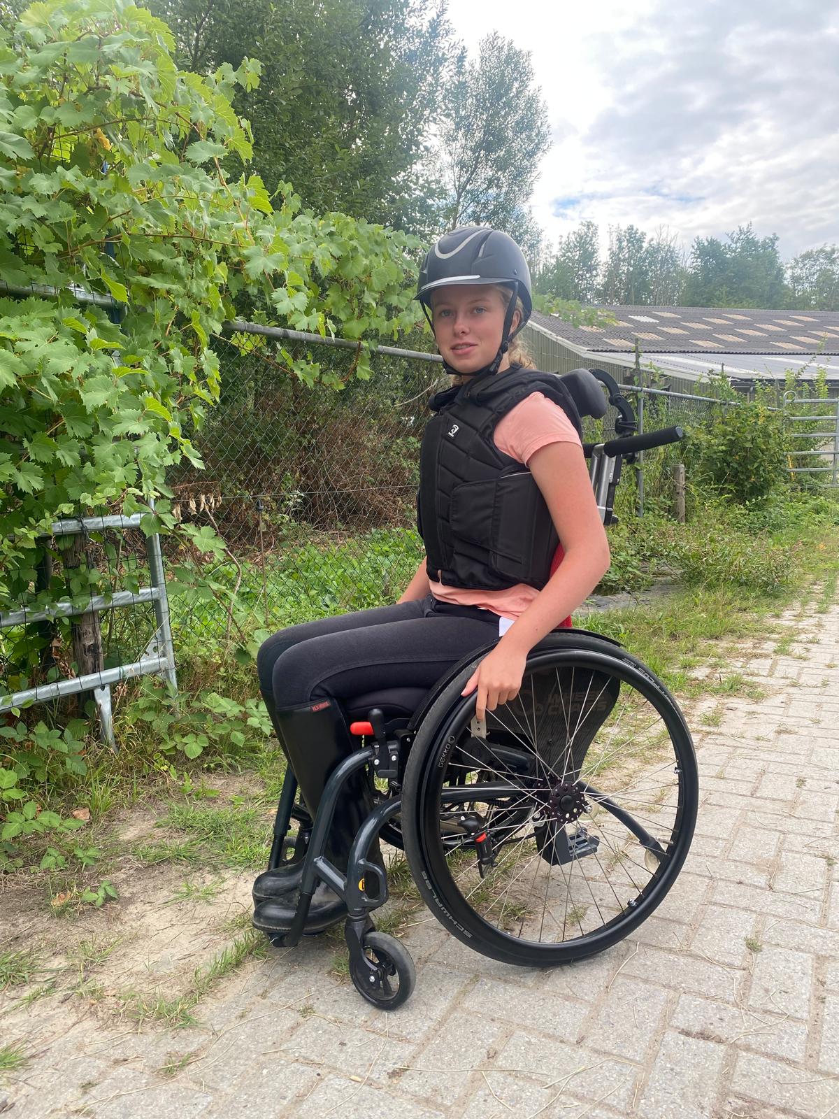 Nienke-paardrijkleding Nienke gaat paardrijden - O4 rolstoel vrijheid